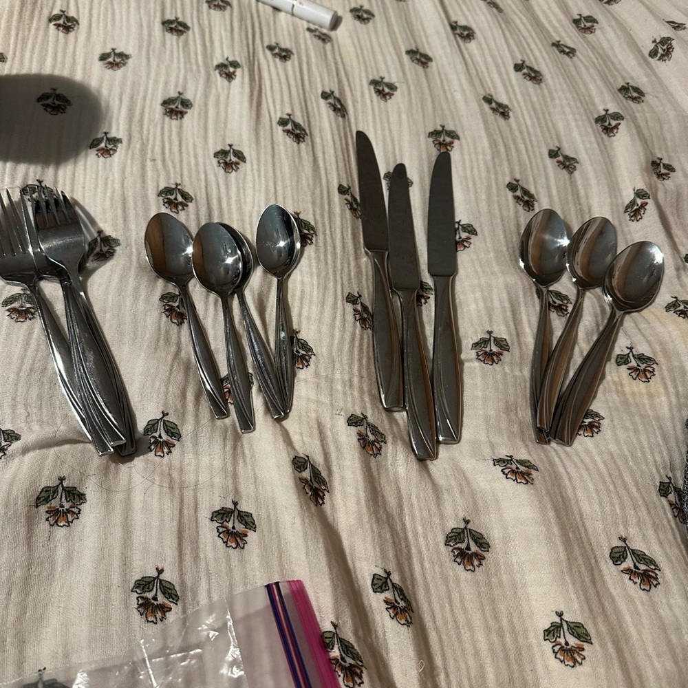 Elegant Oneida Silver Cutlery Set